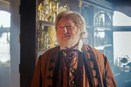 Apotheker Zacharias (Felix von Manteuffel) hat der Zauberei abgeschworen.