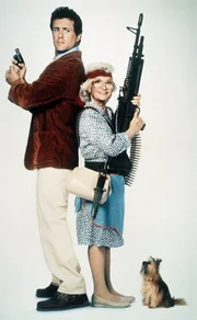 Als Joe Bomowski (Sylvester Stallone, l.), Cop in L.A., &uuml;berraschend Besuch von seiner Mutter (Estelle Getty, r.) bekommt, ahnt er, dass ihm eine turbulente Zeit bevorsteht ...