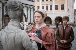 Wie gern w&uuml;rde Katrina (Pauline R&eacute;nevier) ihre versteinerte Schwester erl&ouml;sen.
