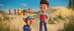 Vorne: Chase (voiced by Iain Armitage) and Ryder (voiced by Will Brisbin). Hinten: L-R: Skye, Rocky (voiced by Callum Shoniker), Rubble, Zuma, Marshall.