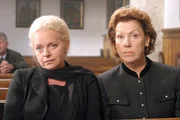 "Vier Frauen und ein Todesfall" - "Warm abtragen." Der alte Gustl Hauser kommt beim Brand seiner Scheune in den Flammen um. Bei seinem Begr&auml;bnis kommen sich sein Sohn Josef und dessen Tochter Lucy in die Haare. Lucy wirft ihrem Vater vor, dass er ja seit langer Zeit auf den Tod des Gro&szlig;vaters hofft, damit er endlich den Hof verkaufen kann. Im Bild (v.li.): Brigitte Kren (Maria), Gaby Dohm (Henriette).
