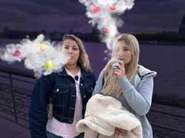 Fruchtig und s&uuml;&szlig;: Mit solchen Aromen treffen Vapes den Geschmack von jungen Frauen wie Michelle (l.) und Kimberley (r.). Beide sind 17 Jahre alt.