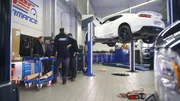 Arbeiter in einer Maschinenfabrik Arbeiter in einer Maschinenfabrik