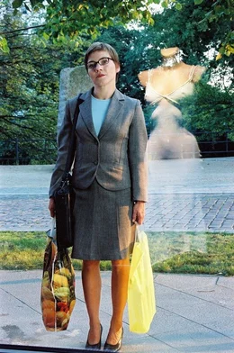 Anna (Claudia Schmutzler) tr&auml;umt von dem wei&szlig;en Kleid im Schaufenster, hat jedoch starke Zweifel, dass es richtig zu ihr passt ...