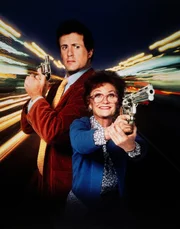 Als Joe Bomowski (Sylvester Stallone, l.), Cop in L.A., &uuml;berraschend Besuch von seiner Mutter (Estelle Getty, r.) bekommt, schwant ihm nichts Gutes ...