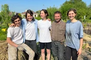 Francis Parmentier (2.v.r.), einer der letzten Gemüsebauer in den Hortillonages, trifft junge Kreative, die für das Gartenfestival eine Parzelle gestalten. Francis Parmentier (2.v.r.), einer der letzten Gemüsebauer in den Hortillonages, trifft junge Kreative, die für das Gartenfestival eine Parzelle gestalten.