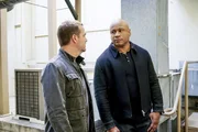 Callen (Chris O'Donnell, l.) und Sam (LL COOL J, r.) ziehen Jennifer Kim aus dem Zeugenschutz, um dem Team zu helfen, einen Untergrundspion mit einem Arsenal an Bombenmaterial zu finden, denn die Sicherheit der ganzen Stadt steht auf dem Spiel.