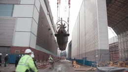 Die Strippen bilden das Hebezeug des Portalkrans, welcher das rund 500 Tonnen schwere Boot aus dem Wasser hievt.
