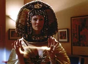 Die Wächterin (Stacy Haiduk) der Urne ist gekommen, um die Habgier der Diebe zu bestrafen ... Die Wächterin (Stacy Haiduk) der Urne ist gekommen, um die Habgier der Diebe zu bestrafen ...