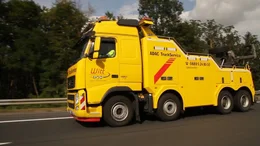 Dieses ADAC-Abschleppfahrzeug ist mit zwei Seilwinden ausgestattet, die einer Belastung von bis zu 50 Tonnen standhalten k&ouml;nnen.