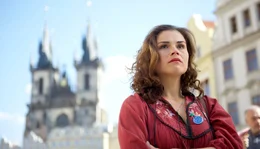 ARD/MDR JEDES JAHR IM JUNI, am Mittwoch (02.10.13) um 20:15 Uhr im ERSTEN. Elke (Katharina Wackernagel) in Prag, auf der Suche nach Gregor.