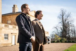 Raymond Smith (Charlie Hunnam, l.); Mickey Pearson (Matthew McConaughey, r.)
