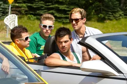 (v.l.n.r.) Chris Titone als Frat Boy Chris, Jared Sandler als Frat Boy Jared, Milo Ventimiglia als Frat Boy Milo und Taylor Lautner als Frat Boy Andy