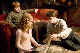 Haben ein altes Zaubertrankbuch entdeckt, das einst dem Halbblutprinzen geh&ouml;rte und das sich nun f&uuml;r die jungen Zauberer als unsch&auml;tzbar wertvoll erweist: Harry (Daniel Radcliffe, r.), Hermine (Emma Watson, l.) und Ron (Rupert Grint, M.) ...