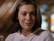 Phoebe (Alyssa Milano) hat in einer Kiste auf dem Dachboden ihre alten Tagebücher gefunden .... Phoebe (Alyssa Milano) hat in einer Kiste auf dem Dachboden ihre alten Tagebücher gefunden ....