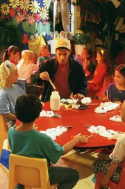 Ob Basteln, Rechnen oder Schreiben: Billy (Adam Sandler, M.) will in 27 Wochen den Lernstoff aller zw&ouml;lf Klassen wiederholen und seinem Vater beweisen, dass er die Schule auch ohne seine Hilfe schafft ...