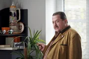 Korbinian Hofer (Joseph Hannesschläger) weiß, dass alle Indizien gegen seinen Chef Achtziger sprechen, aber er hat sich vorgenommen, dessen Unschuld zu beweisen. Korbinian Hofer (Joseph Hannesschläger) weiß, dass alle Indizien gegen seinen Chef Achtziger sprechen, aber er hat sich vorgenommen, dessen Unschuld zu beweisen.