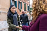 Die italienische TV-Moderatorin Gloria Livore (Clelia Sarto, re.) trifft Lee Sooyoung (Kotbong Yang, li.) und Ingo Thiel (Heino Ferch, Mi.) in Venedig, um sie bei den Ermittlungen zu unterstützen. Die italienische TV-Moderatorin Gloria Livore (Clelia Sarto, re.) trifft Lee Sooyoung (Kotbong Yang, li.) und Ingo Thiel (Heino Ferch, Mi.) in Venedig, um sie bei den Ermittlungen zu unterstützen.