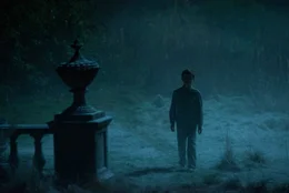 Ahnungslos folgt der, den kleinen Edward h&auml;nselnde, Tom (Jude Wright) der Frau in Schwarz mitten in der Nacht aus dem Haus - eine fatale Entscheidung ...