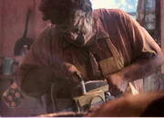 Schon bald r&uuml;ckt die Familie von ehemaligen Schl&auml;chtern den jungen Leuten mit Schlachtwerkzeugen zu Leibe: Leatherface (Hunnar Hansen) ...