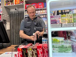 Illegal und unverzollt? Bei Razzien in deutschen Kiosken suchen Zollfahnder nach Schwarzmarkt-Vapes aus China.