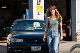 Maddie (Jennifer Lawrence) vor dem urspr&uuml;nglichen Objekt ihrer Begierde &ndash; einem Buick Regal, den sie f&uuml;r eine erfolgreiche Verf&uuml;hrung erhalten soll.