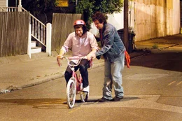 Gemeinsam holen sie nach, was sie in Todds Kindheit vers&auml;umt haben: der brave Gesch&auml;ftsmann Todd (Andy Samberg, l.) und sein verr&uuml;ckter und unkonventioneller Vater Donny (Adam Sandler, r.) ...
