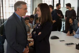 Entwickelt sich vom Praktikanten mit Lebenserfahrung zu einem Mentor f&uuml;r Jules (Anne Hathaway, r.): Witwer Ben Whittaker (Robert De Niro, l.) ...