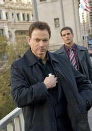 Detective Mac Taylor (Gary Sinise, vorne) und Detective Don Flack (Eddie Cahill).