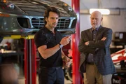 Als der Hochstapler Nicky einen Auftrag des Motorsport-Milliard&auml;rs Rafael Garriga (Rodrigo Santoro, l.) annimmt, ahnt er nicht, dass dessen Sicherheitschef Owens (Gerald McRaney, r.) ein gro&szlig;es Geheimnis h&uuml;tet ...
