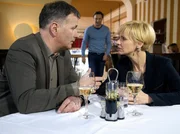 Kathrin Globisch (Andrea Kathrin Loewig, rechts) glaubt, dass Martin Stein (Bernhard Bettermann, Mitte) die Trennung von Elena verdrängt. Sie versucht Roland Heilmann (Thomas Rühmann) zu einem Männergespräch zu überreden. Kathrin Globisch (Andrea Kathrin Loewig, rechts) glaubt, dass Martin Stein (Bernhard Bettermann, Mitte) die Trennung von Elena verdrängt. Sie versucht Roland Heilmann (Thomas Rühmann) zu einem Männergespräch zu überreden.