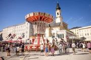 Besucher*innen der Rupertikirtag f&auml;hren mit der Kettenkarusell