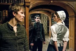 Valentin (Max Schimmelpfennig, l.) und Katrina (Pauline R&eacute;nevier) verb&uuml;nden sich gegen Zaubermeister Ambrosius (Christoph Bach, M.).