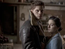 Als in dem alten Eel Marsh Haus und dessen Umgebung grauenvolle Dinge passieren, sucht die junge Lehrerin Eve (Phoebe Fox, r.) Unterst&uuml;tzung bei dem ehemaligen Milit&auml;rpiloten Harry (Jeremy Irvine, l.). Doch haben die beiden &uuml;berhaupt eine Chance gegen das B&ouml;se?; Als in dem alten Eel Marsh Haus und dessen Umgebung grauenvolle Dinge passieren, sucht die junge Lehrerin Eve (Phoebe Fox, r.) Unterst&uuml;tzung bei dem ehemaligen Milit&auml;rpiloten Harry (Jeremy Irvine, l.). Doch haben die beiden &uuml;berhaupt eine Chance gegen das B&ouml;se?