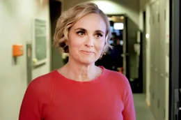Moderatorin und Journalistin Caren Miosga testet den KI-Politiker. Sie sieht in der Sprache und in der Art des Auftritts kaum Unterschiede zu realen Politikern.