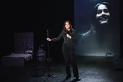 In ihrem aktuellen Stand-up-Programm macht sich die norwegische Comedienne Live Stensvaag (Ingrid Unnur Giæver) über Männer und ihre Schwächen lustig. Einige Männer fühlen sich davon provoziert.