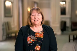 Dame Wendy Hall ist Professorin f&uuml;r Computerwissenschaften und Mitglied des UN-Beratungsgremiums f&uuml;r KI. Sie fordert die strikte Regulierung von k&uuml;nstlicher Intelligenz.