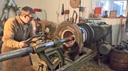 In der M&uuml;nchener Fassmacherei schleift Scheffler J&ouml;rg Schnepper die L&auml;ngsh&ouml;lzer der zuk&uuml;nftigen Bierf&auml;sser, um die Unebenheiten im Holz zu entfernen.