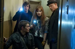 Als sich die vier Zauberk&uuml;nstler J. Daniel Atlas (Jesse Eisenberg, hinten l.), Henley (Isla Fisher, M.), Merritt (Woody Harrelson, r.) und Jack (Dave Franco, vorne l.) mit einer Spielkarte in eine leere Wohnung gelockt werden, ahnen sie noch nicht, was sie dort erwarten wird ...
