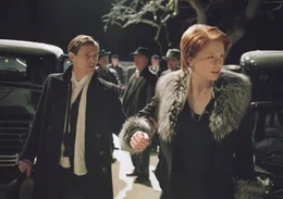 Obwohl ihr Vater (Willem Dafoe) sie zur&uuml;ckhalten will, geht Grace (Bryce Dallas Howard) dem Hilferuf einer Frau nach - und macht eine grauenvolle Entdeckung...
