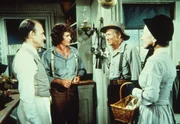 Virginia (Susan French, r.) und ihr Mann Brewster (Malcolm Atterbury, 2.v.r.) wollen f&uuml;r ihren Enkel Tod das erste Rasierzeug kaufen. Nels Oleson (Richard Bull, l.) und Charles Ingalls (Michael Landon, 2.v.l.) stehen ihnen beratend zur Seite.