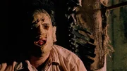 Nachdem sie den Rat eines alten Mannes, besser umzukehren, nicht ernst nehmen, machen die f&uuml;nf Freunde die folgenreiche Bekanntschaft mit einer etwas anderen Familie: Ein Familienmitglied, Leatherface (Gunnar Hansen), tr&auml;gt eine Maske und eine Kettens&auml;ge ...