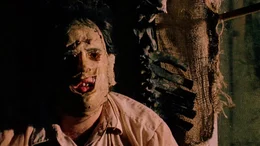 Nachdem sie den Rat eines alten Mannes, besser umzukehren, nicht ernst nehmen, machen die f&uuml;nf Freunde die folgenreiche Bekanntschaft mit einer etwas anderen Familie: Ein Familienmitglied, Leatherface (Gunnar Hansen), tr&auml;gt eine Maske und eine Kettens&auml;ge ...