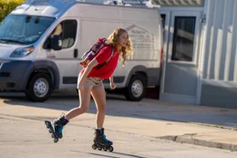 Ohne eigenes Auto muss sich Maddie (Jennifer Lawrence) aus eigener Kraft mit Inlinern m&ouml;glichst elegant fortbewegen.