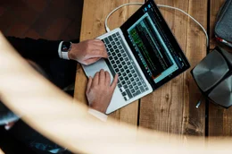 Am Computer: Mittels frei zug&auml;nglicher KI-Programme wird ein k&uuml;nstlicher Politiker f&uuml;r Deutschland geschaffen.