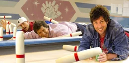 Endlich taut Donnys (Adam Sandler, r.) spie&szlig;iger Sohn Todd (Andy Samberg, M.) auf und hat richtig viel Spa&szlig; mit seinem Dad und dessen Kumpel Vanilla Ice (Vanilla Ice, l.) ...