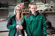 Gesellin im GaLaBau Alina (l, 27) und Gartenbau-Azubi Robin (18).