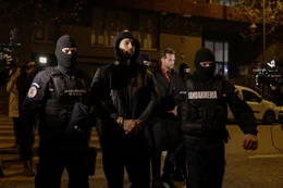 Andrew Tate und sein Bruder Tristan werden im Dezember 2022 in Rum&auml;nien wegen Menschenhandels und Vergewaltigung festgenommen.