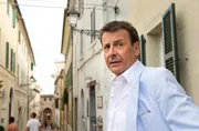 Gunter möchte ein Zusammentreffen mit Benita, die ihm nach Italien nachgereist ist, unbedingt vermeiden. Gunter möchte ein Zusammentreffen mit Benita, die ihm nach Italien nachgereist ist, unbedingt vermeiden.