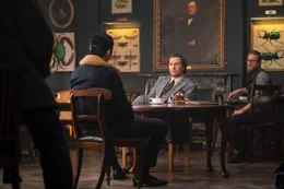 Mickey Pearson (Matthew McConaughey, l.); Raymond Smith (Charlie Hunnam, r.)